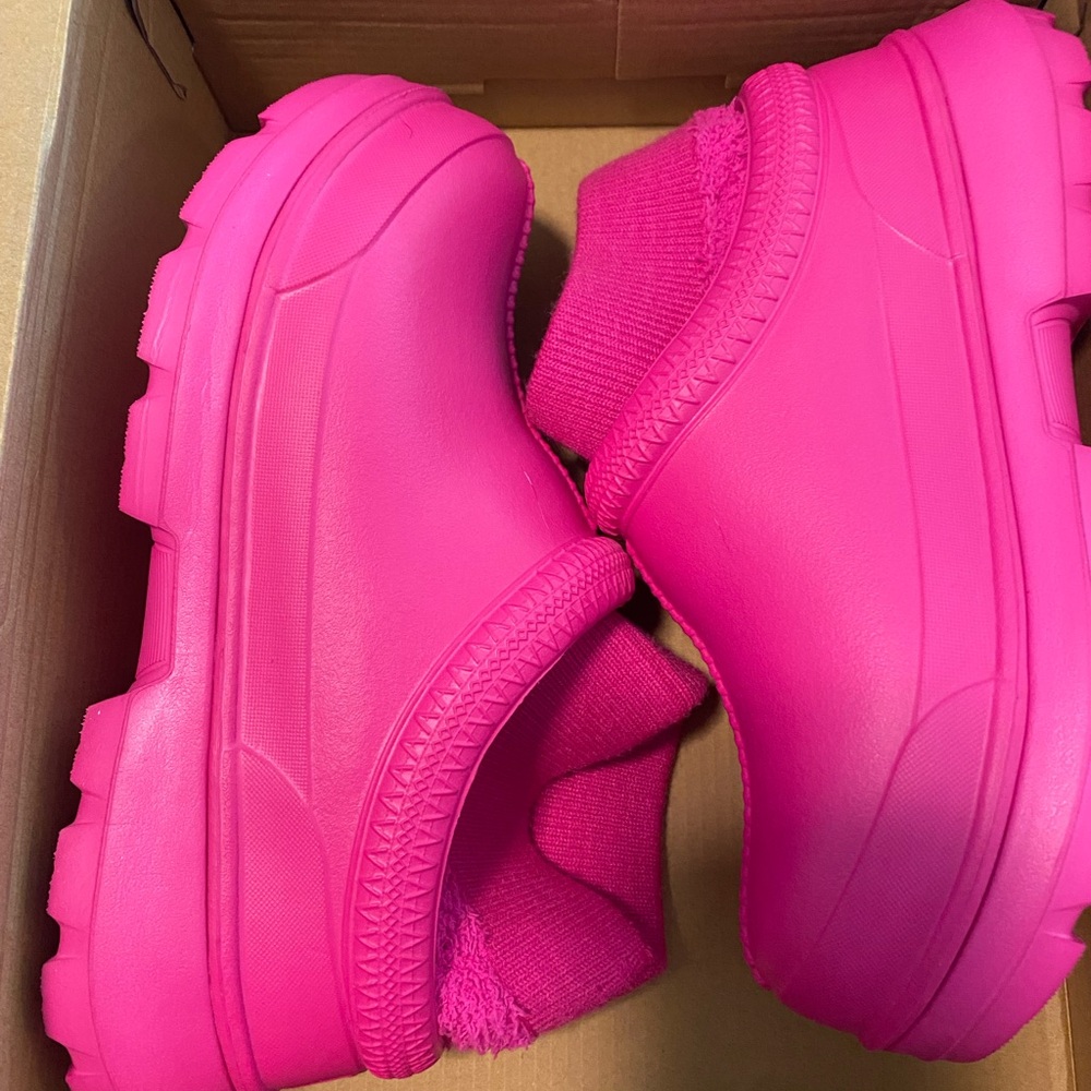Women’s (or kids) Pink Slip-On Shoes, size 5 - Picture 3 of 4
